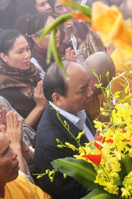 Phó[-]Thủ[-]tướng[-]cùng[-]Đại[-]đức[-]Thích[-]Tâm[-]Mẫn[-]làm[-]lễ[-]cầu[-]an[-]tại[-]chùa[-]Đồng